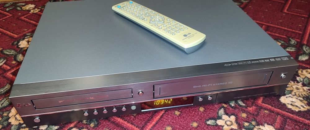 Відеомагнітофон LG DVR677X