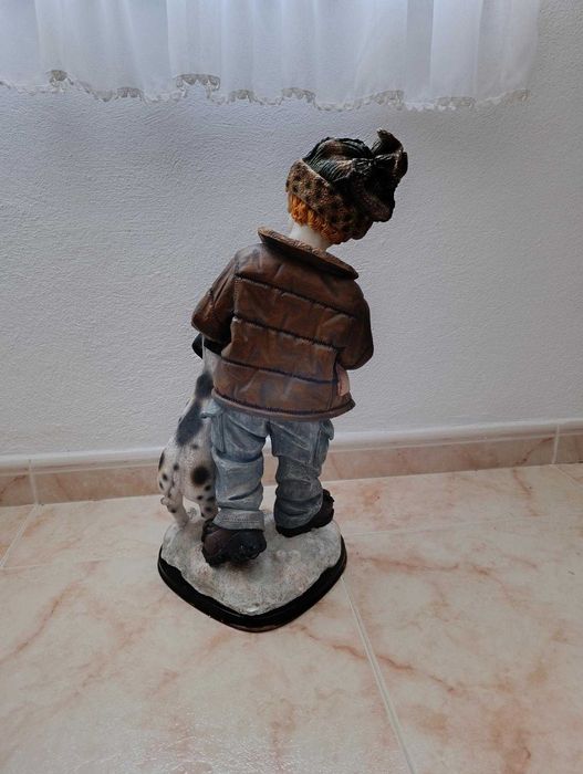 Par de estatuetas com crianças e o seu cão