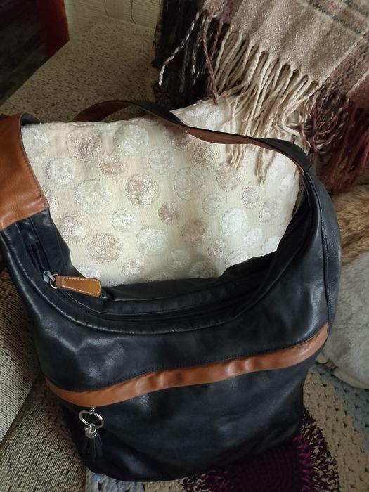 Сумка шкіряна в гарному стані,і дуже зручна.