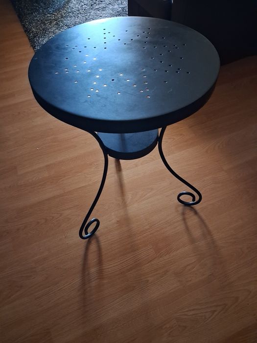 Mesinha em ferro fundido. Mesa em muito  bom estado. Vendo  para desoc