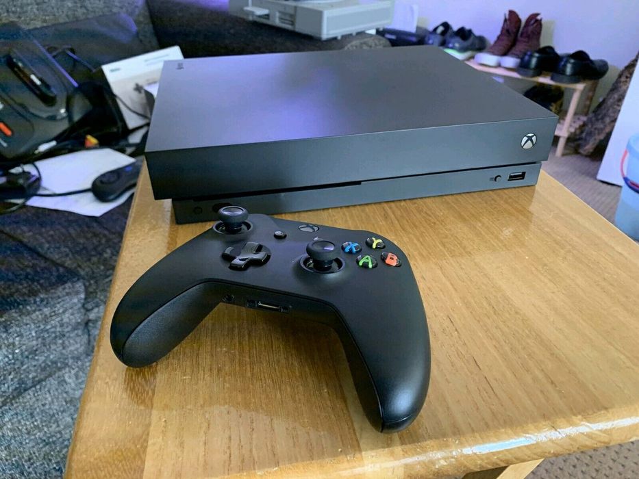Xbox one X 1TB z padem + gra