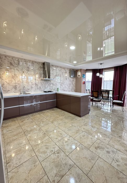 Продам добротный 2-х эт. дом 285 м2 в Обуховке, озеро Попасное, лес