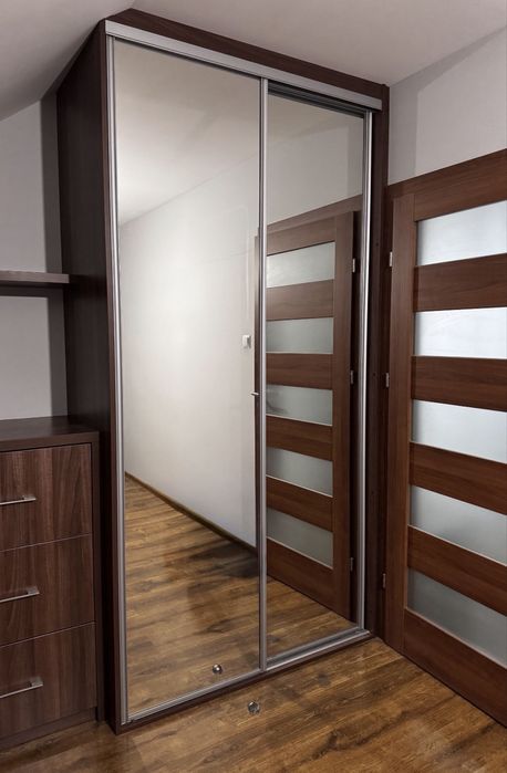 Szafa przesuwna z lustrem