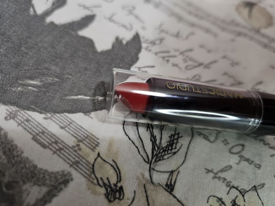 Batom vermelho selado