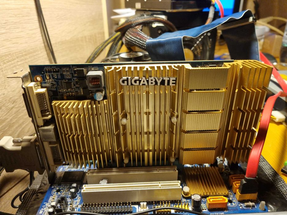 Pasywnie chłodzona karta graficzna PCIE Gigabyte Radeon HD 2600 PRO