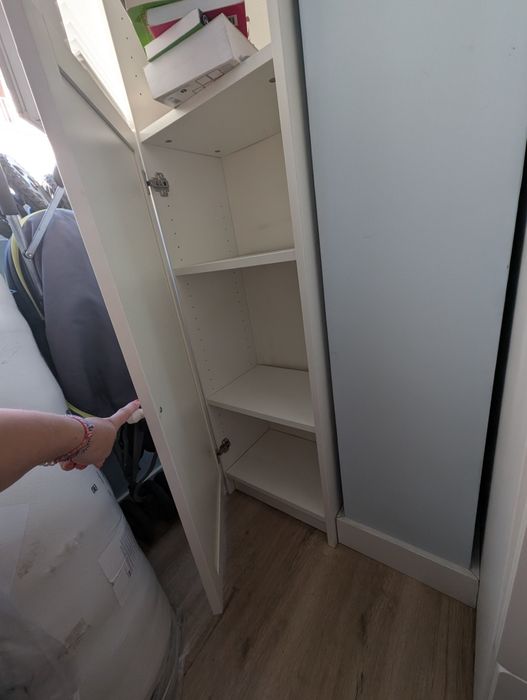 Estante branca IKEA da gama Billy com uma porta Oxberg