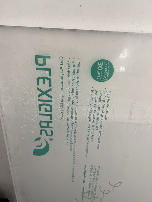 Acrílico Novo 1m x 94cm x 20mm – Levantamento na Maia/Matosinhos
