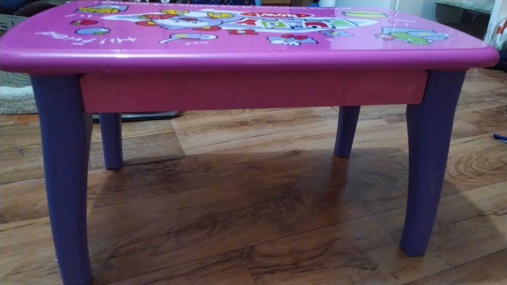 Детский столик для игры с набором