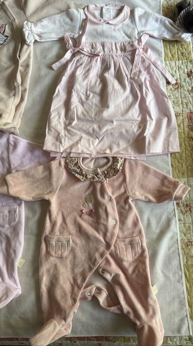 Babygrows + pijamas + vestido + camisola + 2 chupetas - Tamanho 0