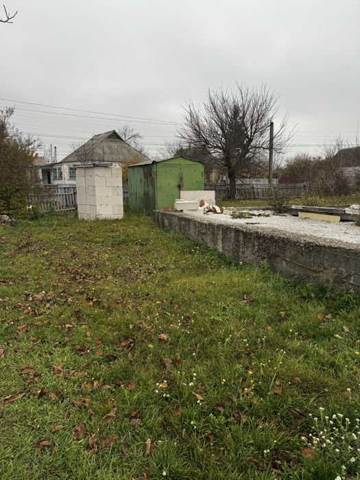 Продам ділянку у Фурсах з фундаментом, світлом і скваженою