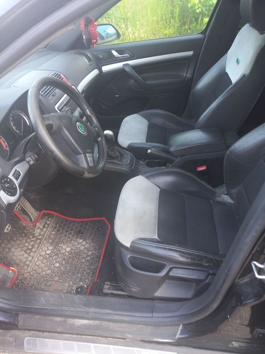 Podłokietnik octavia 2 czarny skóra