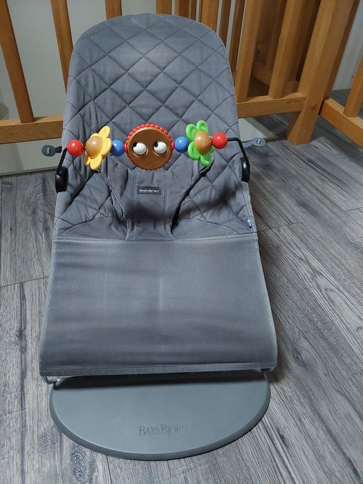 Leżaczek BABYBJORN z zabawką