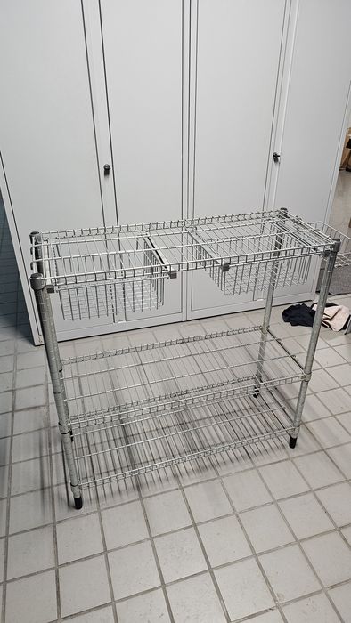 Estante metálica com gavetas