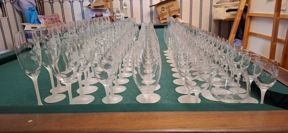 Conjunto de copos e garrafas em vidro gravado – mais de 100 peças