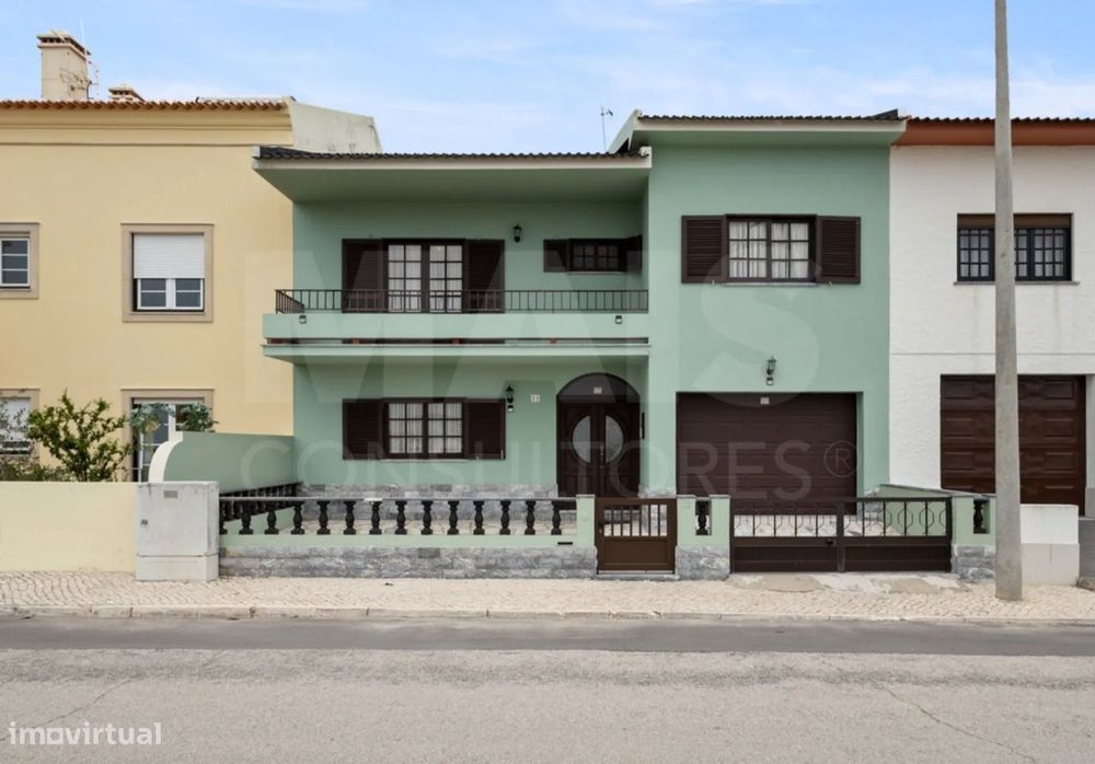T4 House with Basement, Garage, and Courtyard in the Center of Peniche