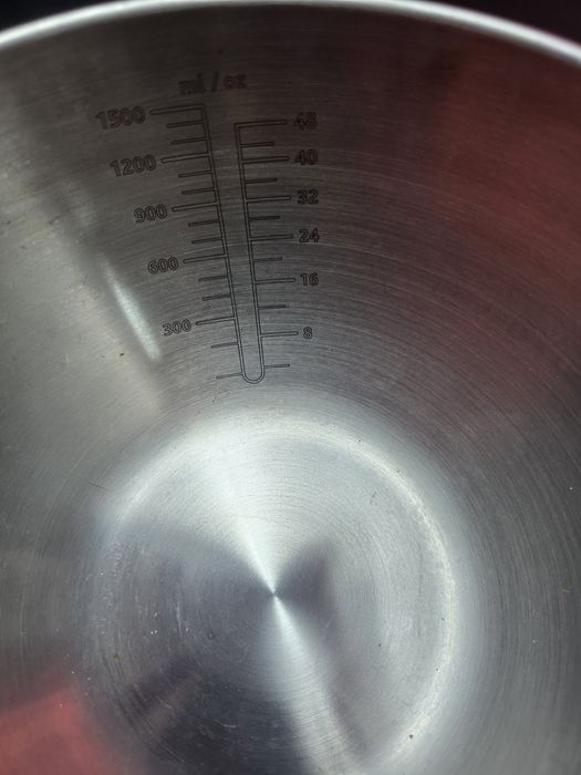 Uma Balança Digital com bandeja em inox