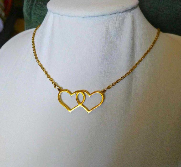 Colar Aço Dourado c/ 2 Corações Lado a Lado NOVO