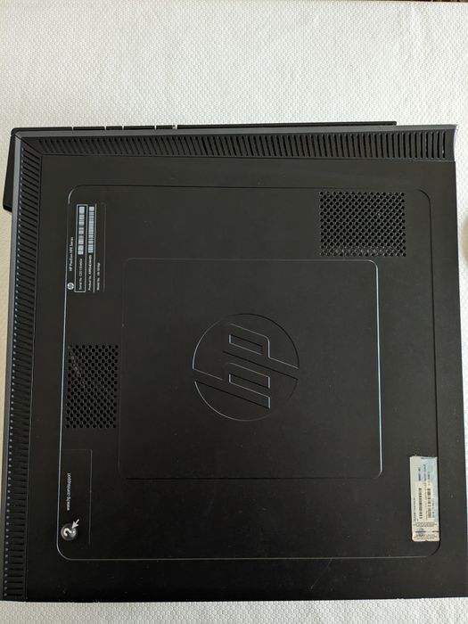 Caixa de computador com vários componentes