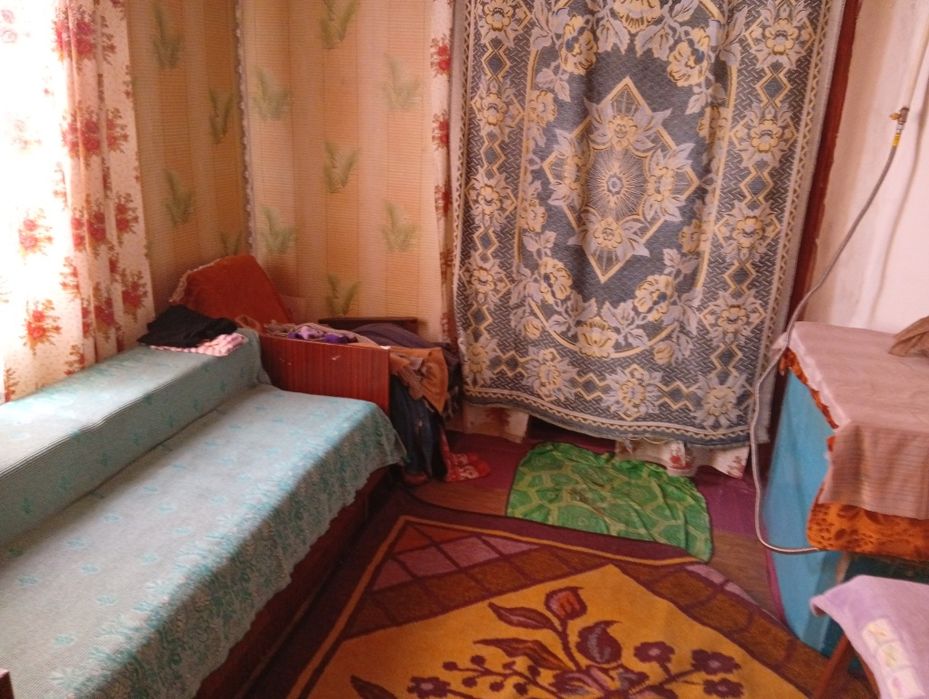 Продається ділянка  с будинком під  знесення