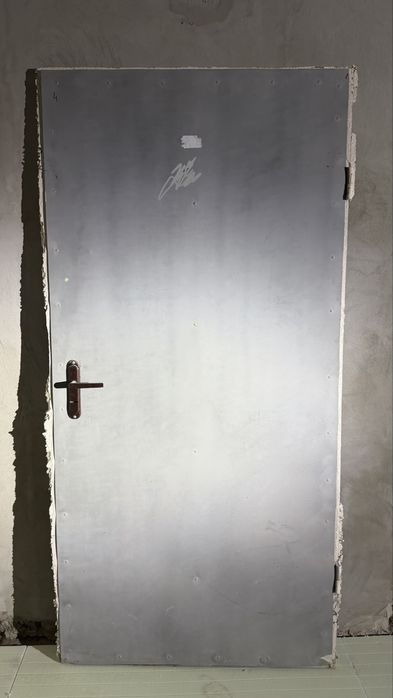 Продам металеві двері від забудовника