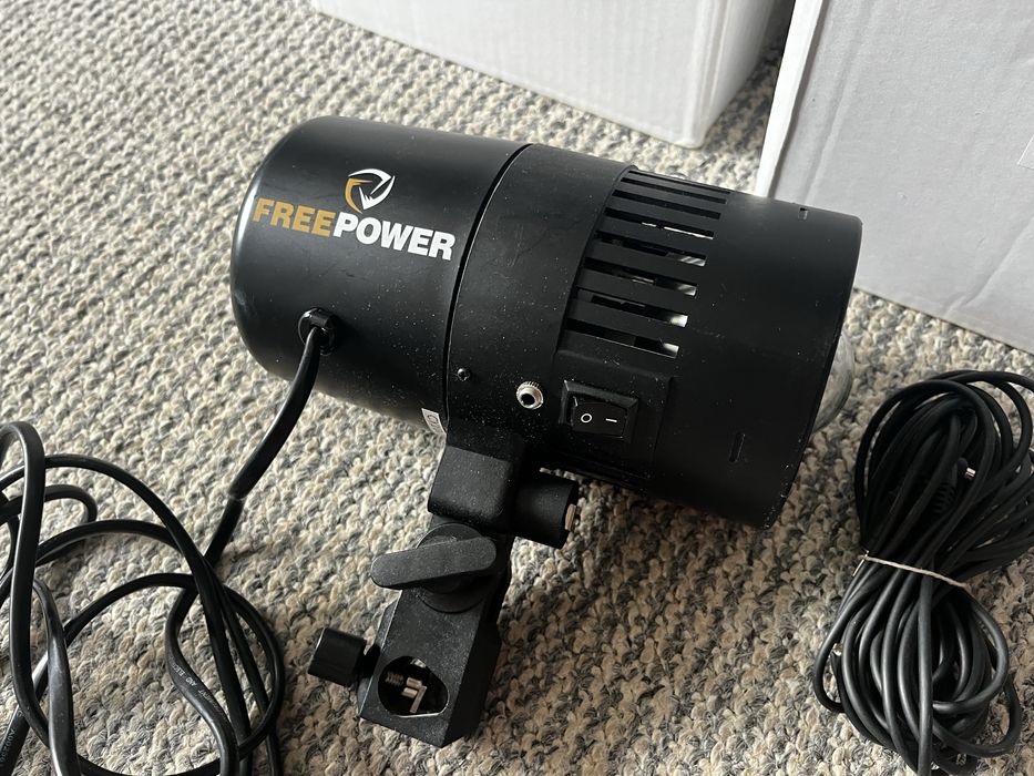 Dwie lampy studyjne FreePower CY100MR