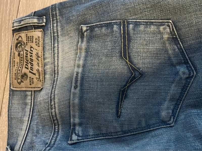 Damskie jeansy Diesel z wysokim stanem M