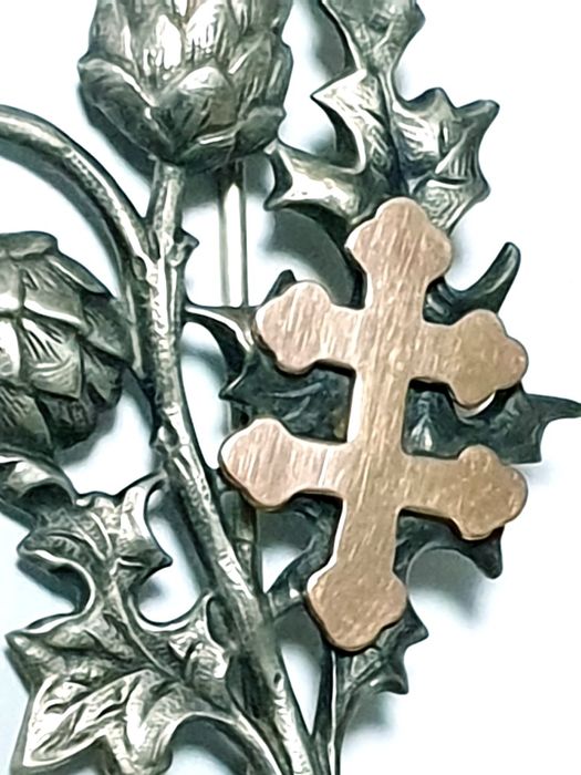 Antiga pregadeira religiosa: cardo em prata com cruz de Lorena em ouro