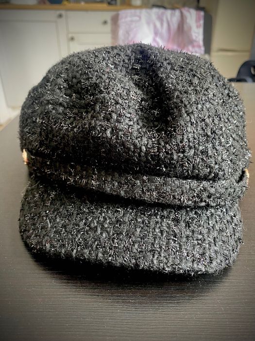 Kaszkiet damski, czarny, błyszczący