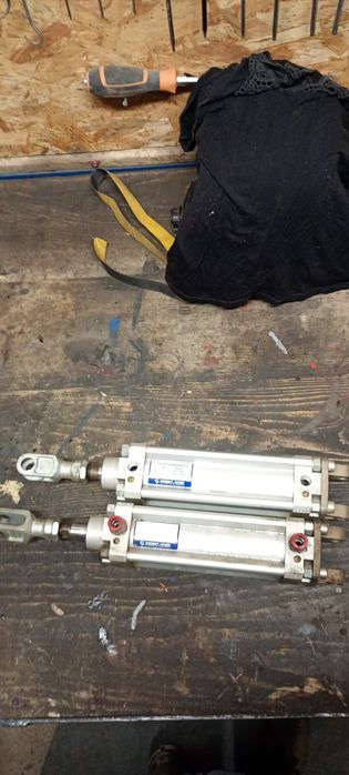 Siłowniki pneumatyczne dwustronnego działania