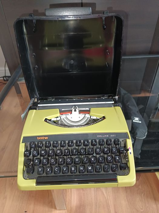 Walizkowa maszyna do pisania brother deluxe 220