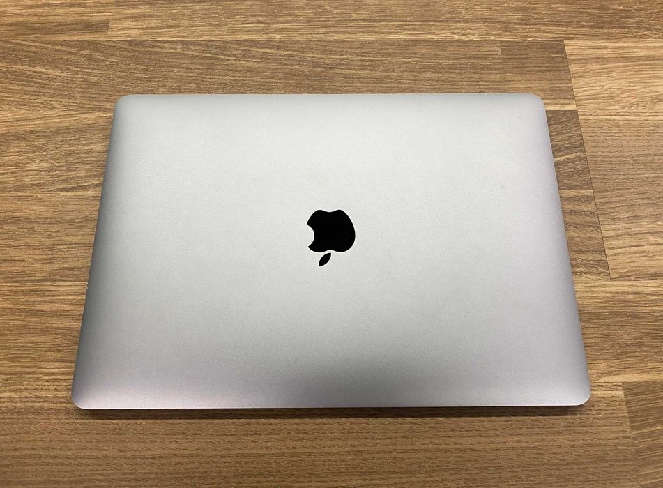 MacBook Air 13 Retina (A1932) -8GB Ram, 128GB SSD, C/carregador