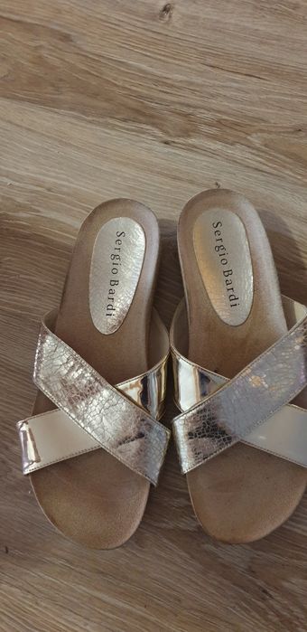 Klapki na lato złote