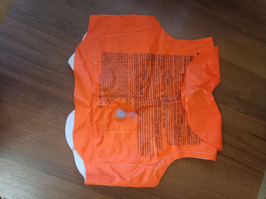 Продам жилет для плавання