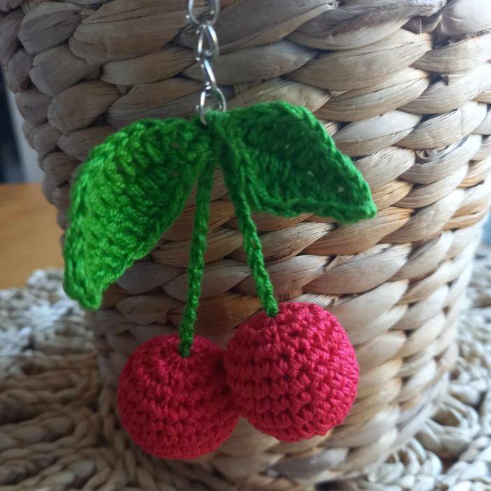 Wiśnie brelok z kordonka