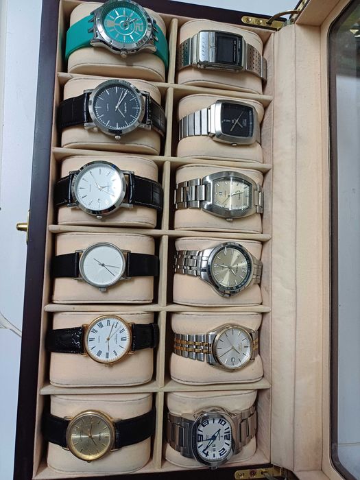 Caixa com 11 relógios