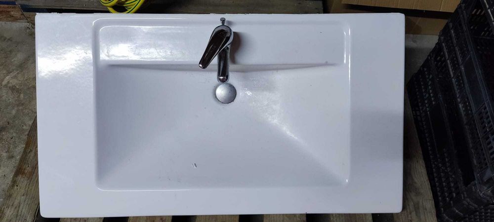 Lavatório com armário de WC com muita arrumação.