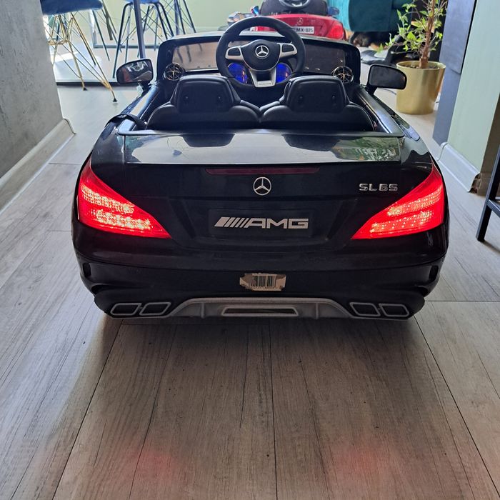 Czarne autko Mercedes