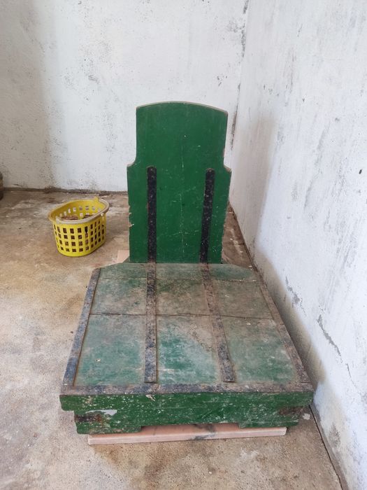 Balança decimal antiga com pesos