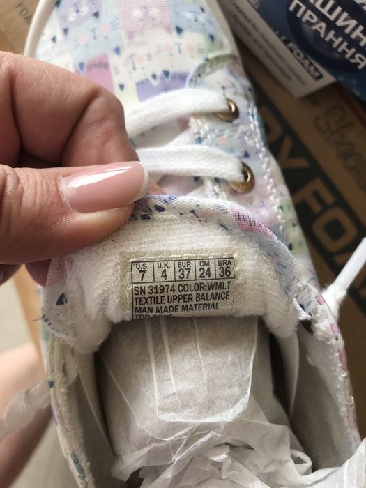Продам НОВІ макасіни кеди кроссівки з принтом котиків Skechers р 37