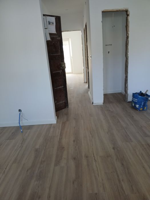 Aplicação de pavimento Flutuante, Portas e rodapés.