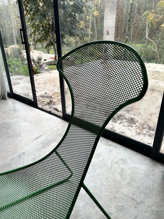 Cadeira verde de metal como nova