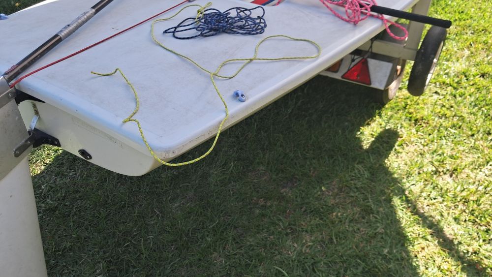 Vende-se barco à vela Laser