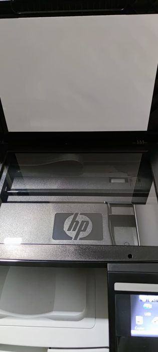 Impressora multifunções a laser a cores