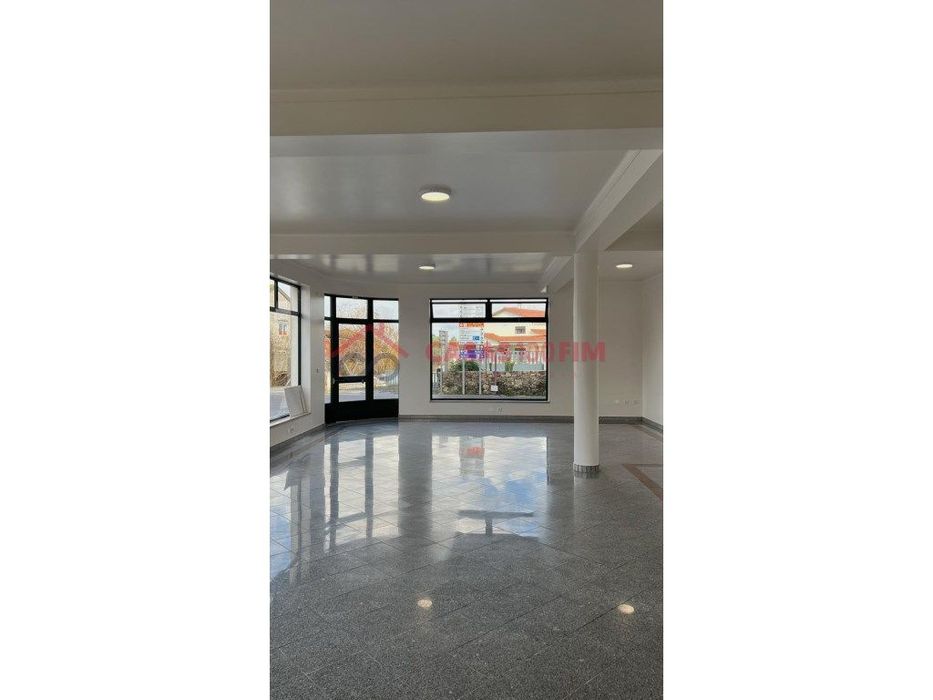Loja de comercio , com 100m2 em Alqueidão da Serra, Porto de Mós.