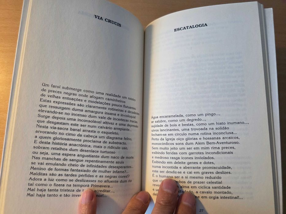 Livro "Da Ressurreição do Espanto" de Ângelo Rodrigues e "Um Outeiro de Ninguém" de Abílio Sampaio