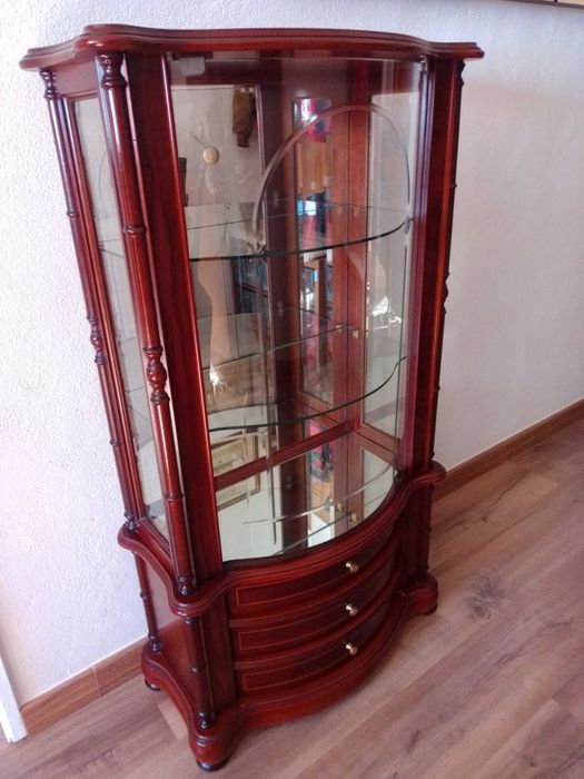 Móvel vitrine com prateleiras vidro, espelhado e três gavetas.