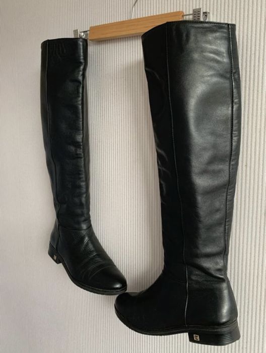 Високі демісезонні шкіряні чоботи