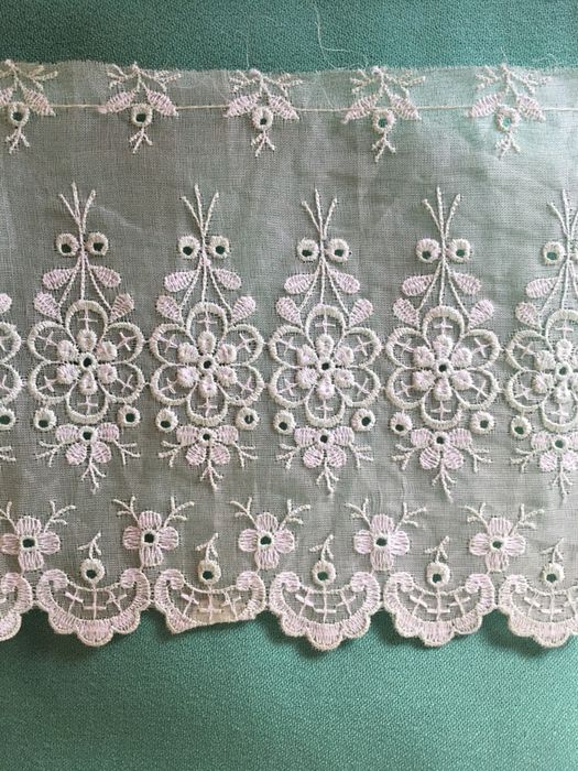 Renda de cor verde clara com 13 cm de largura
