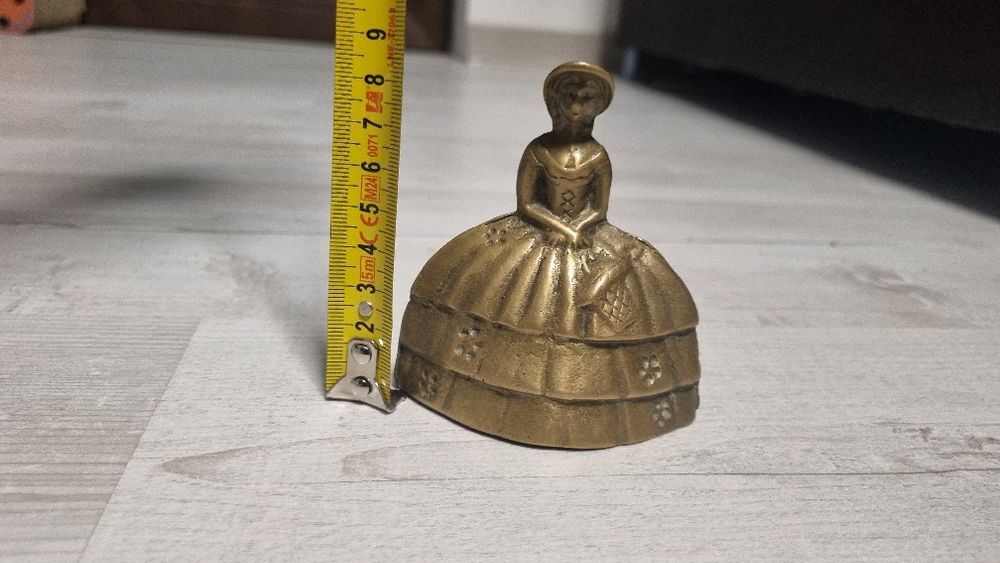 Figuralny dzwonek mosiężny dama w krynolinie vintage 1900 r. 8,5 cm