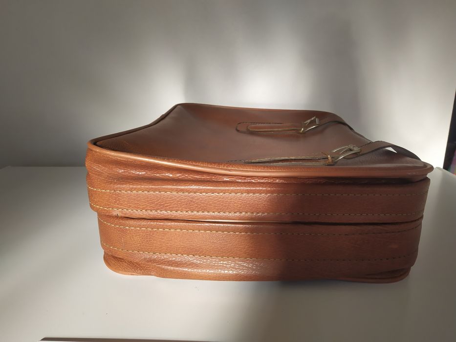 Vendo mala de viagem em pele com fivelas -Vintage